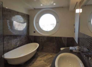 round-pivot-window